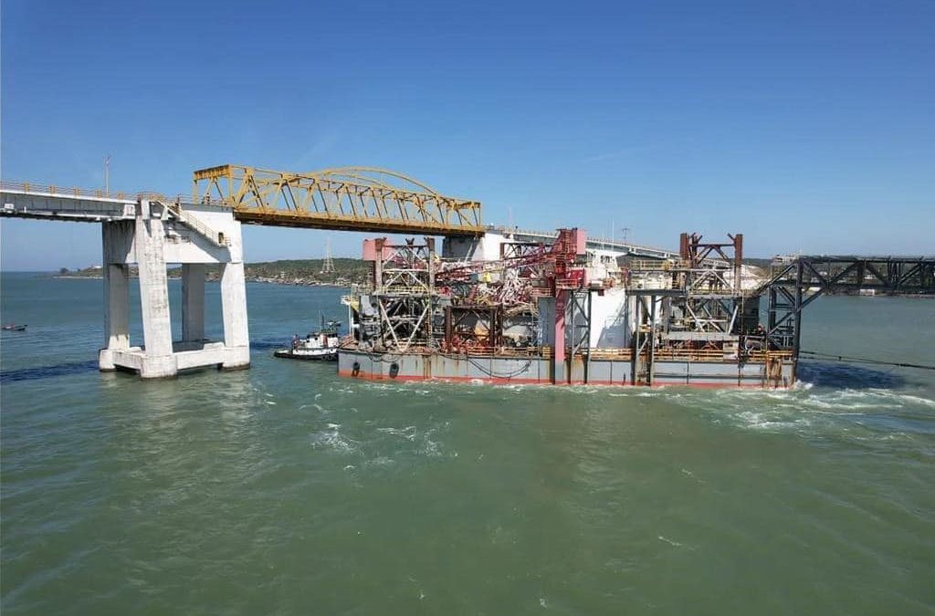 INGRESA PLATAFORMA A LOS ASTILLEROS DE ALVARADO PARA SER DESMANTELADA