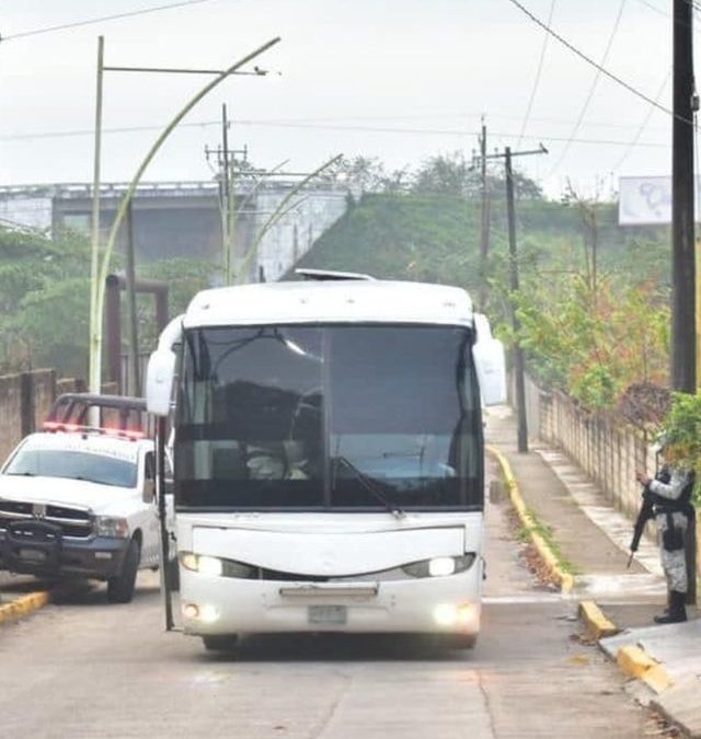 Aseguran tres autobuses con más de 120 migrantes en el sur de Veracruz
