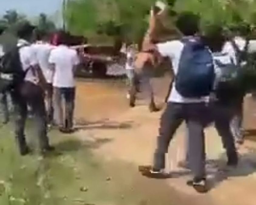 EN LAS CHOAPAS TAMBIEN HUBO PELEA ENTRE ESTUDIANTES