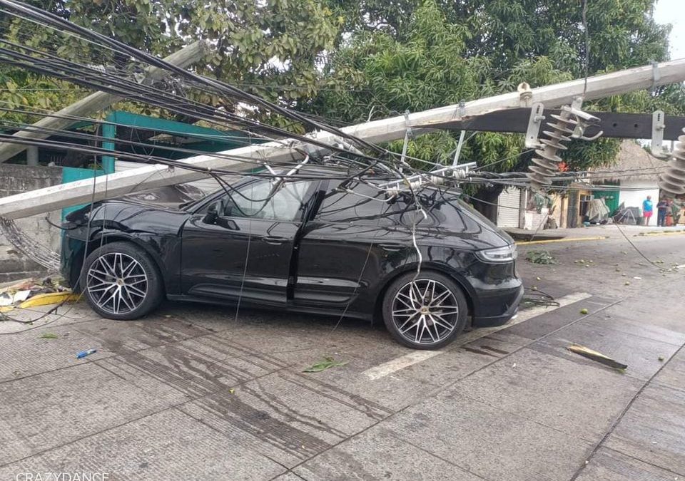 CAMIONETA SE ESTRELLA CONTRA FACHADA DE CASA Y DERRIBA POSTE DE LUZ