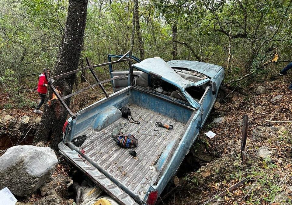 CAMIONETA QUE TRASLADABA PEREGRINOS CAE A BARRANCO (FOTOS)
