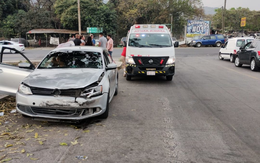 ACCIDENTE VEHICULAR EN LA CARRETERA CORDOBA-VERACRUZ DEJA DOS LESIONADOS