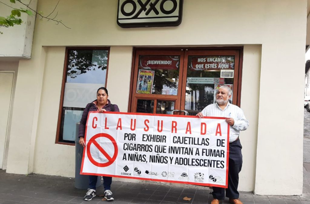 Oxxo gana amparo para vender cigarros y activistas lo clausuran