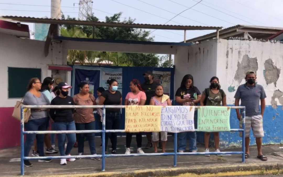 PADRES DE FAMILIA TOMAN EL JARDIN DE NIÑOS LAZARO CARDENAS