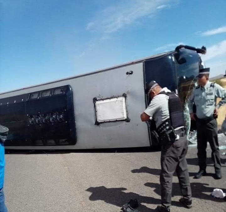 VARIOS HERIDOS EN VOLCADURA DE CAMION DE TURISMO CARRETERA FEDERAL 49 EN RÍO GRANDE, SON DEL SUR DE VERACRUZ.