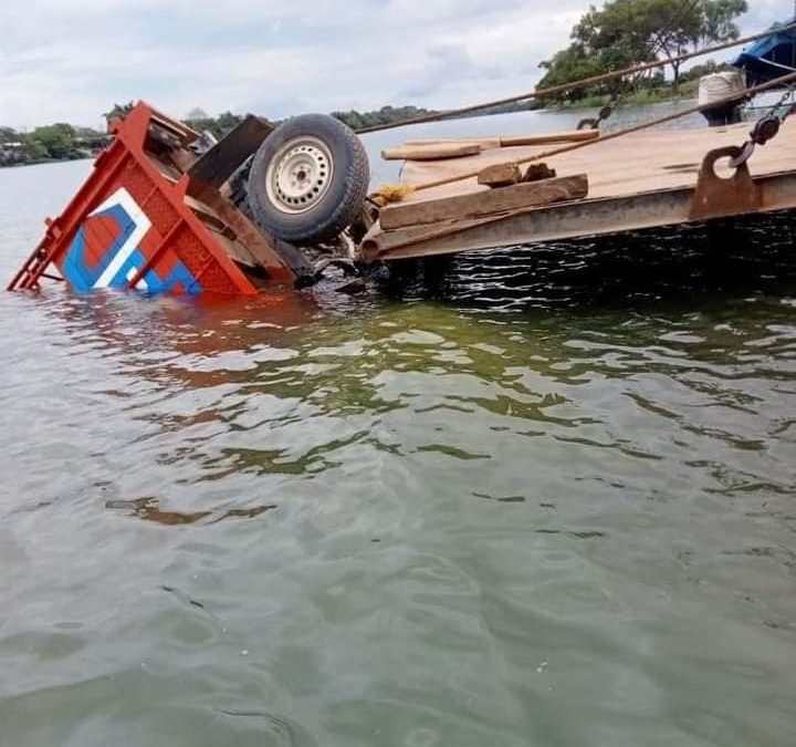 CAMIONETA SE SALE DE LA PANGA