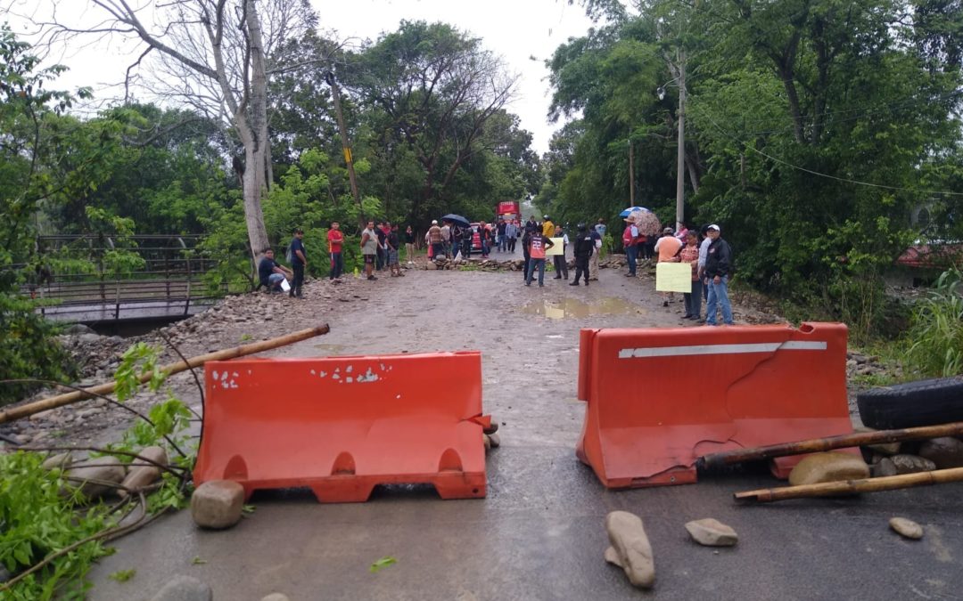 ¡Bloquean la carretera Misantla – Martínez de la Torre! (fotos)
