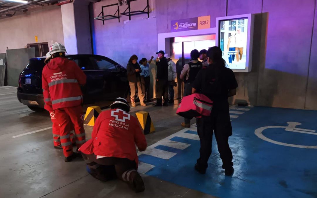 NEGLIGENCIA DE ENCARGADA DE LA PLAZA XANAT EN XALAPA NEGO ACCESO A LOS CUERPOS DE EMERGENCIA PARA RESCATAR A TRES NIÑOS ATRAPADOS EN EL ELEVADOR