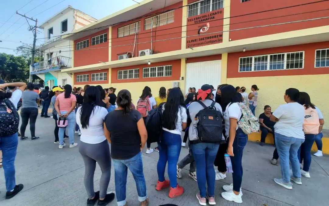 PADRES DE FAMILIA TOMAN EL TELEBACHILLERATO DE TUZAMAPA; EXIGEN EL CESE DE MAESTRO INCITADOR AL SUICIDIO