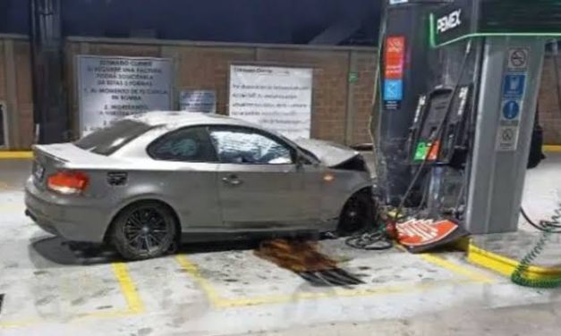 ?VEHÍCULO DE LUJO SE ESTRELLA CONTRA BOMBA DE GASOLINA