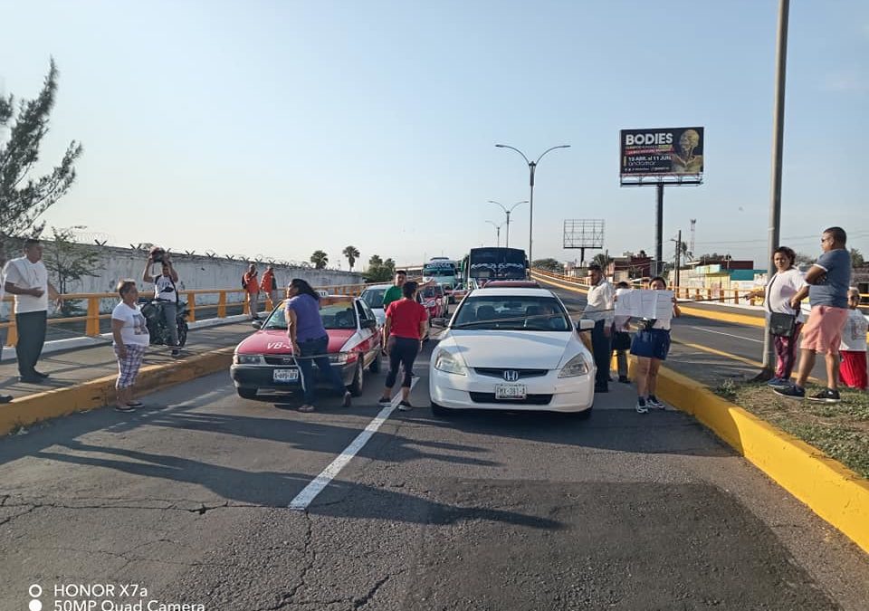 VECINOS DE LA COLONIA VIRGILIO URIBE CERRARON EL PUENTE ALLENDE COMO PROTESTA CONTRA C.F.E.