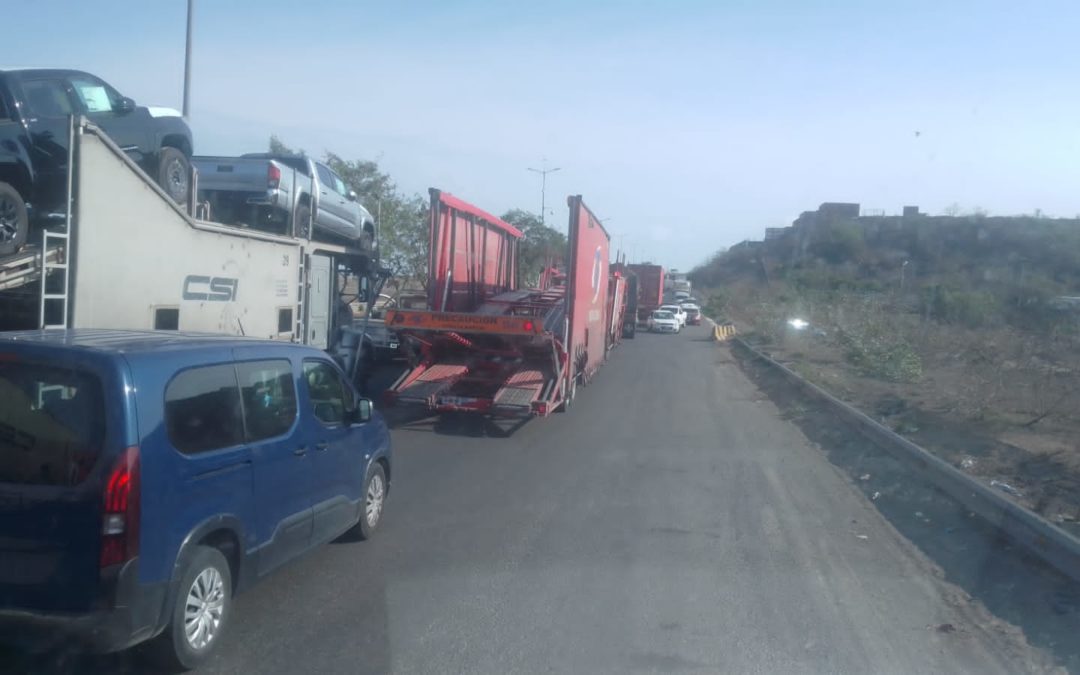 Operadores del transporte público de carga atravesaron unidades en el acceso al Puerto de Veracruz para exigir mejores condiciones