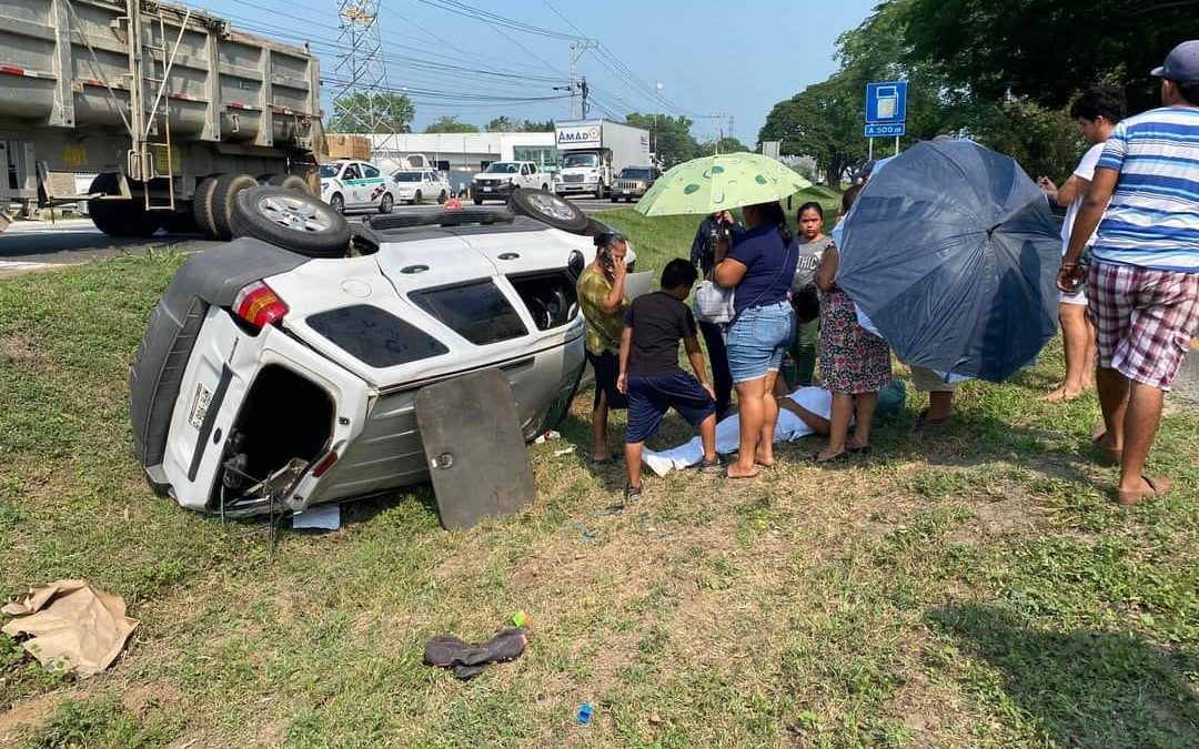 VUELCA CAMIONETA EN LA CARRETERA CARDENAS-VILLAHERMOSA