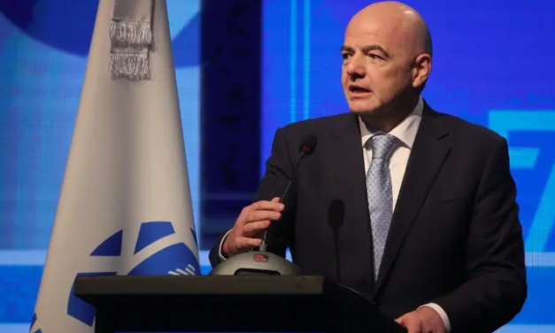 Infantino expresa su solidaridad con Vinicius