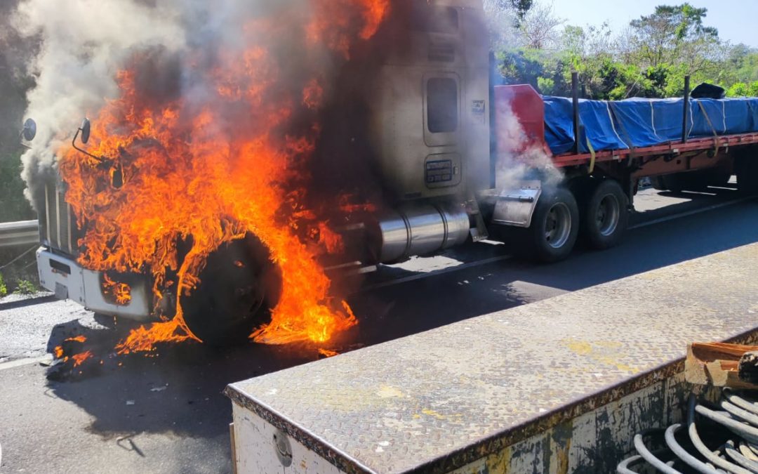 ?SE INCENDIA ?TRAILER SOBRE LA AUTOPISTA PUEBLA-ORIZABA