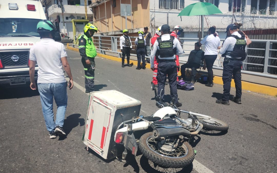 Motociclista herido al chocar contra automóvil