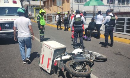 Motociclista herido al chocar contra automóvil