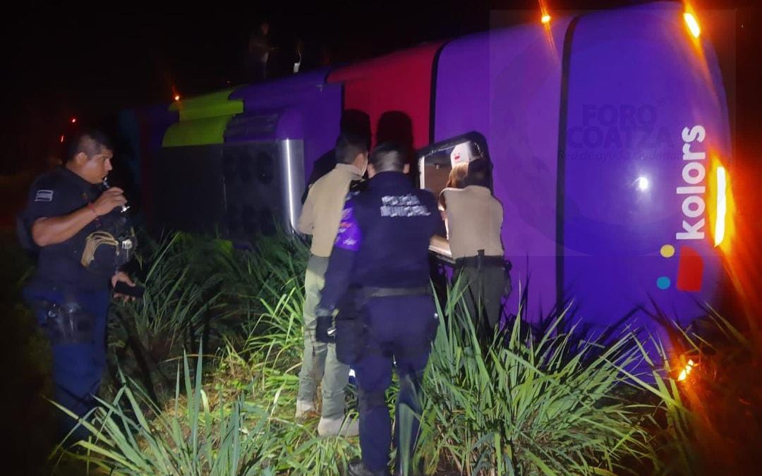 15 LESIONADOS ORIUNDOS DE COATZACOALCOS EN VOLCADURA DE AUTOBUS DE LINEA KOLORS EN CARRETERA FEDERAL ISLA SANTIAGO TUXTLA