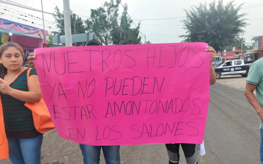 BLOQUEAN CARRETERA ESTATAL TOTUTLA – XALAPA
