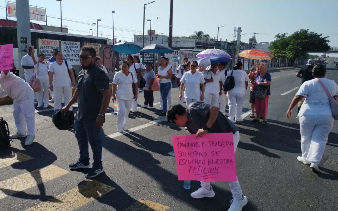 POR FALTA DE AIRE ACONDICIONADO EN EL IMSS BLOQUEAN AV. CUAHTEMOC