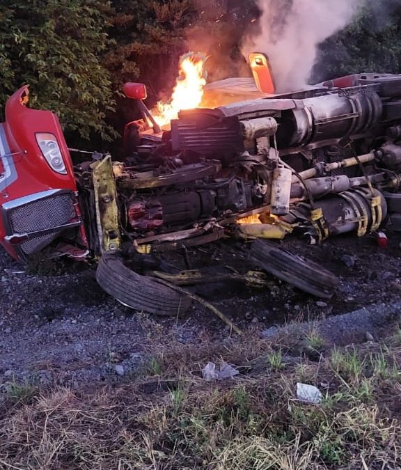 VUELCA TRACTOCAMIÓN Y SE INCENDIA