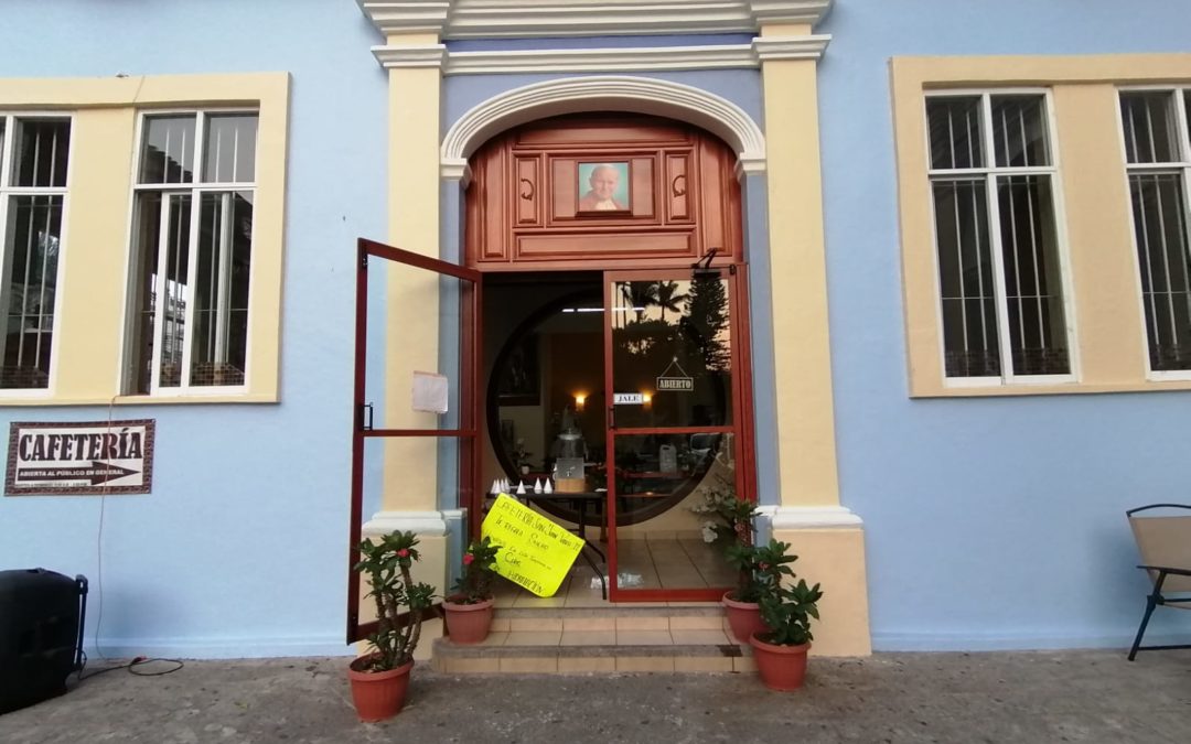 Diócesis de Córdoba instala módulo de hidratacion a las afueras de la Catedral