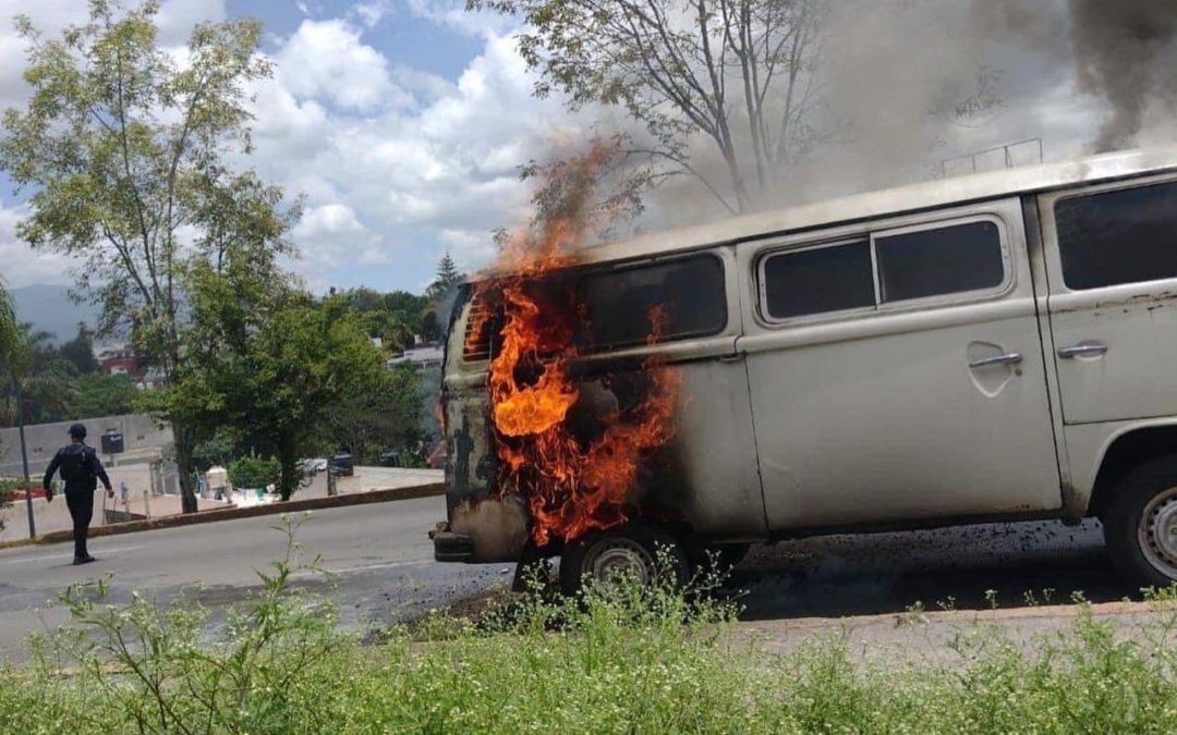 COMBI SE INCENDIA SOBRE CIRCUITO PRESIDENTES EN XALAPA