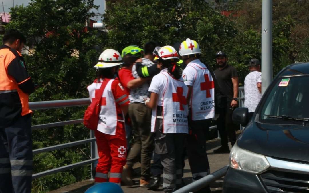 Evita paramédico que joven de aventara a puente de calle 6