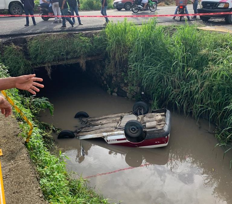 TAXISTA PIERDE LA VIDA AL CAER CON SU UNIDAD A CANAL DE AGUAS NEGRAS
