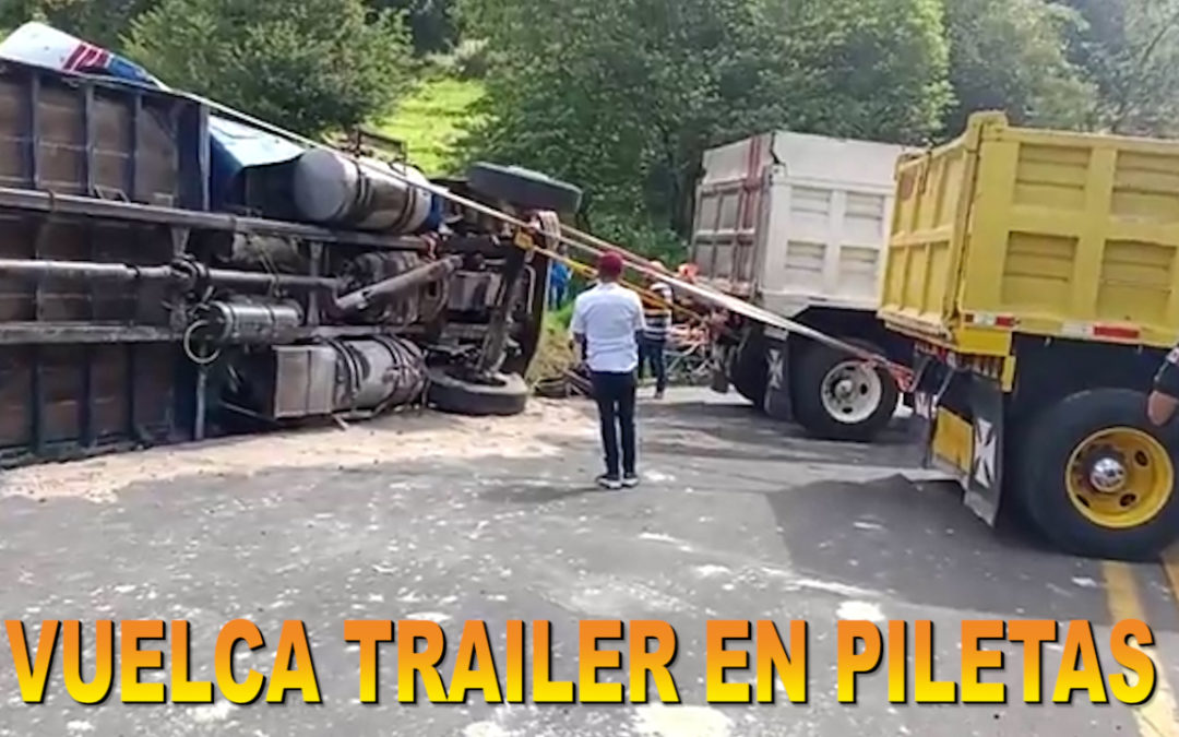 VUELCA TRAILER EN LA CARRETERA LIBRE XALAPA-PEROTE (VIDEO)