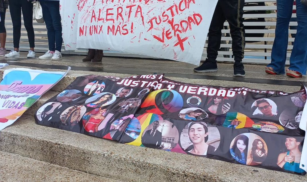 Integrantes de la diversidad sexual se manifiestan ante la FGE, piden a su titular dé la cara y resuelva los más de 15 crímenes de odio