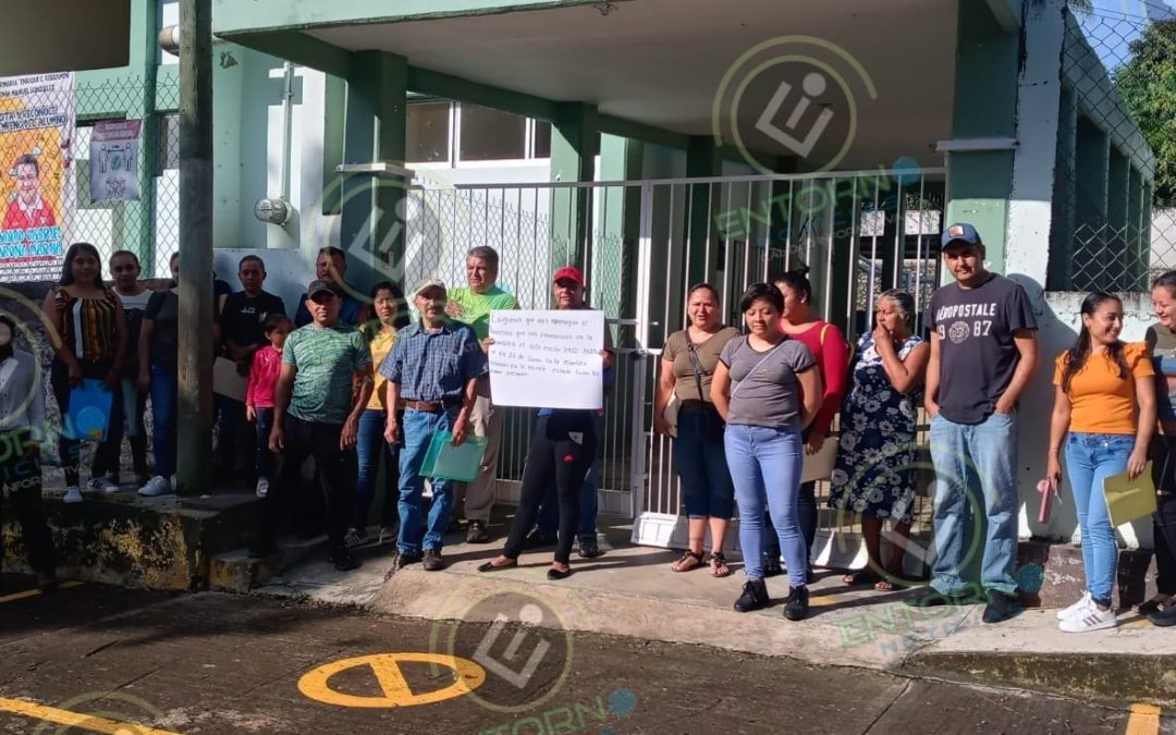 PADRES DE FAMILIA TOMAN ESCUELA EN LA COLONIA MANUEL GONZALEZ
