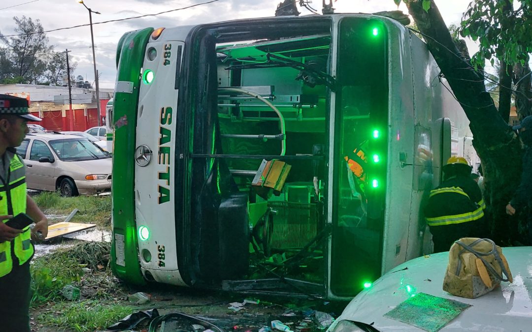 ?VUELCA CAMIÓN DE PASAJE DE LA LINEA SAETA