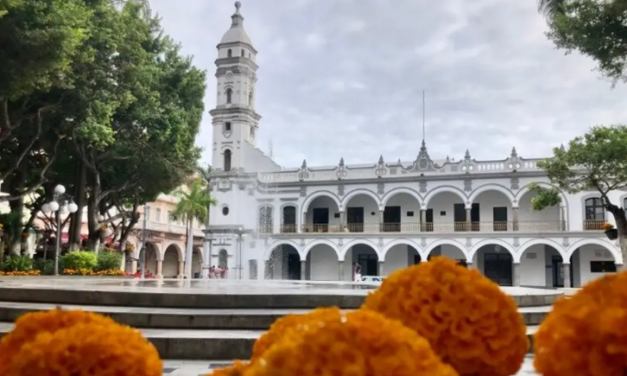 Este martes instalan catrina de 3 metros en zócalo de Veracruz