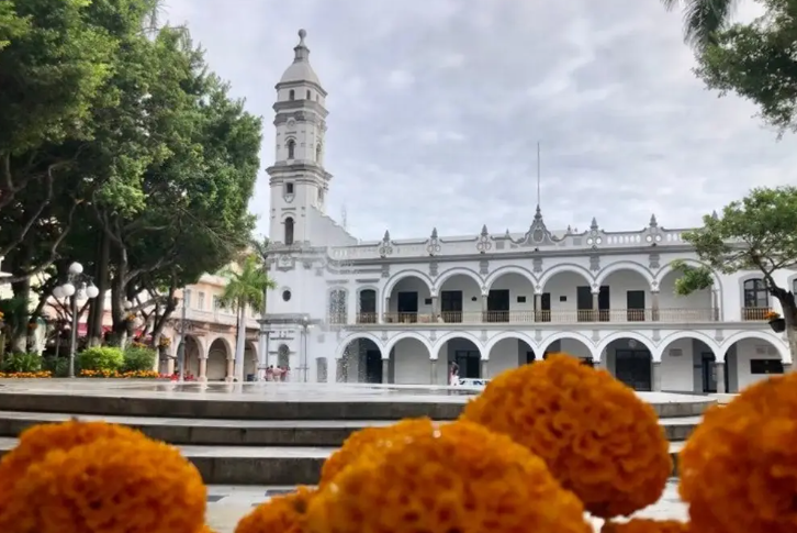 Este martes instalan catrina de 3 metros en zócalo de Veracruz