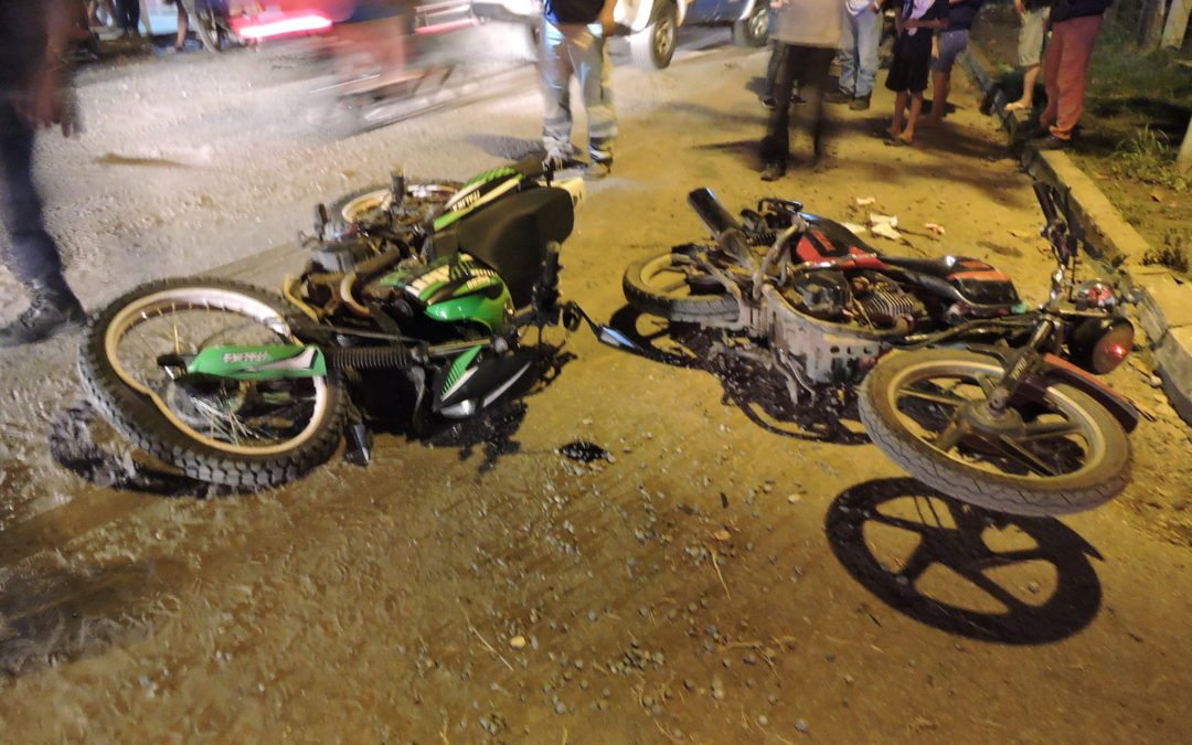 Fuerte accidente en la carretera federal 145, La Tinaja – Tierra Blanca; motociclista resulta herida