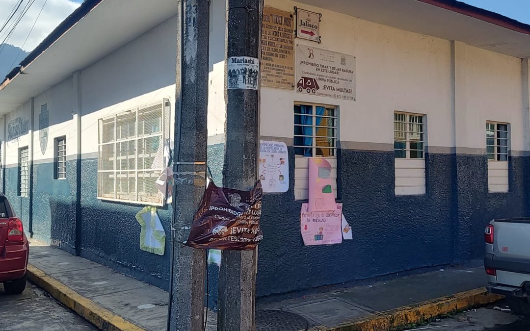 Abandonan bolsas de basura en escuela primaria de Río Blanco