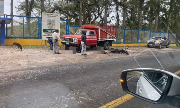 HUATUSCO: Fatal choque entre camioneta y motocicleta deja un hombre muerto y una mujer gravemente herida