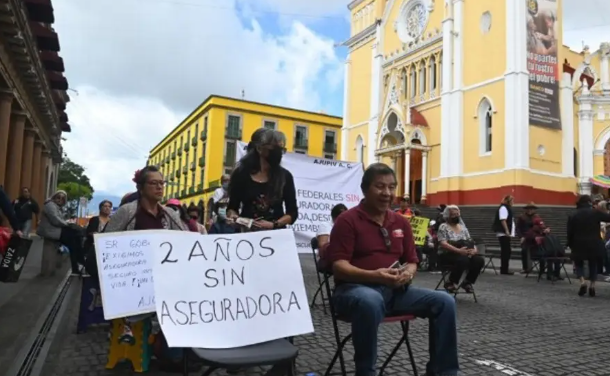 PENSIONADOS DEL ISSSTE VUELVE A BLOQUEAR CENTRO DE XALAPA PARA EXIGIR PAGO DE SEGUROS