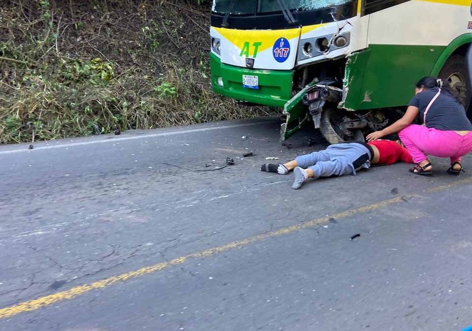 MOTOCICLISTA SE IMPACTA CONTRA AUTOBUS
