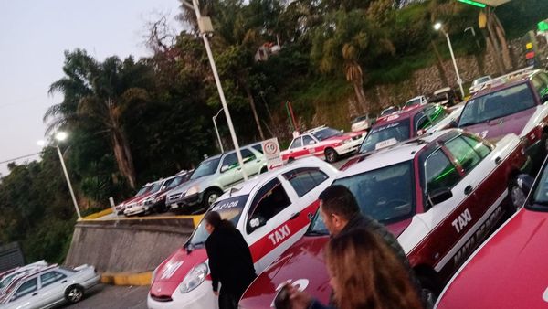 BLOQUEAN CARRETERA A XALAPA A LA ALTURA DE TOTUTLA