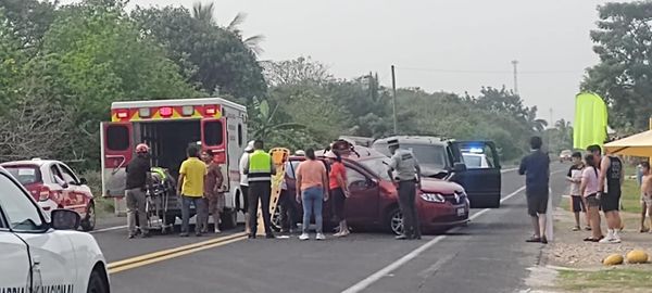 VARIOS LESIONADOS EN ACCIDENTE EN TECOLUTLA