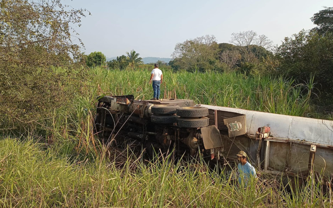 VUELCA TRAILER CARGADO DE MELAZA