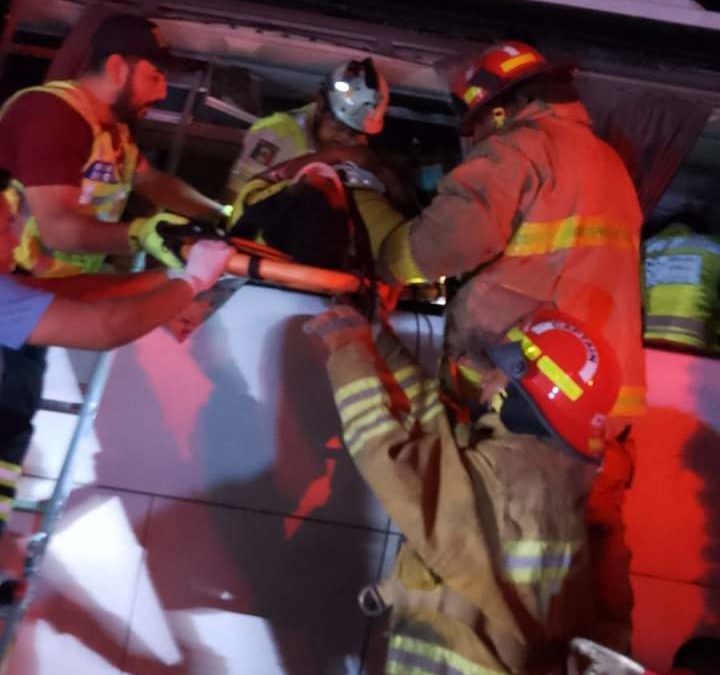 ?AUTOBÚS DE TURISMO SE IMPACTA CONTRA TRÁILER (FOTOS)