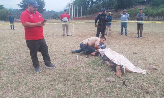 CAE RAYO SOBRE HOMBRE QUE ENTRENABA BIESBOL EN COSAUTLAN