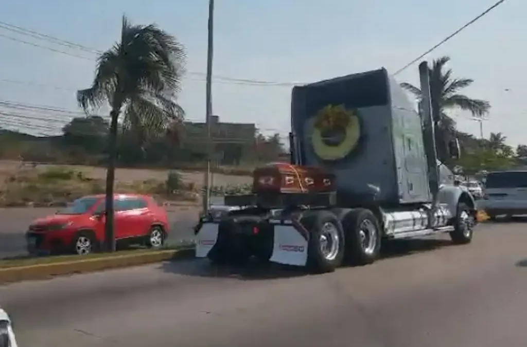 TRASLADAN FÉRETRO DE MANERA SINGULAR EN VERACRUZ