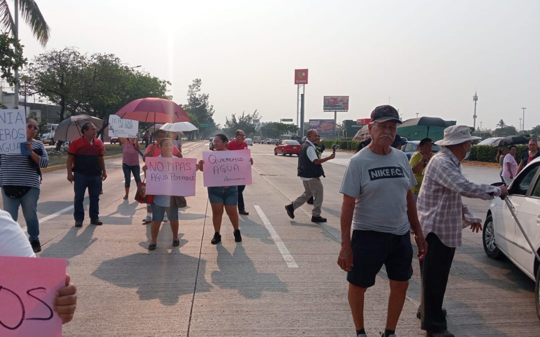 BLOQUEAN CALLES POR FALTA DE AGUA EN ZONA NORTE VERACRUZ PUERTO