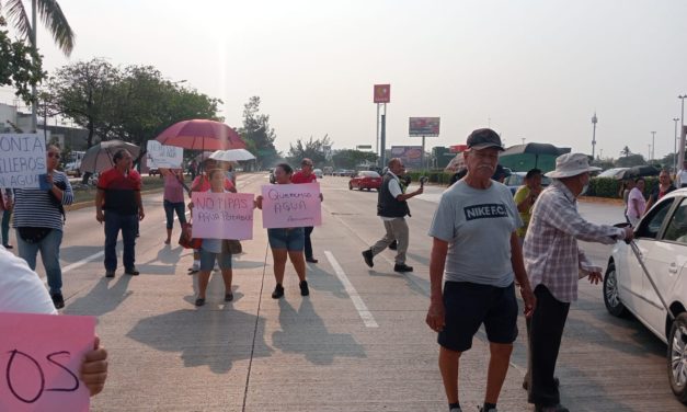 BLOQUEAN CALLES POR FALTA DE AGUA EN ZONA NORTE VERACRUZ PUERTO