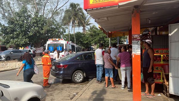 🚗VEHÍCULO SE IMPACTA CONTRA PUESTO DE POLLOS