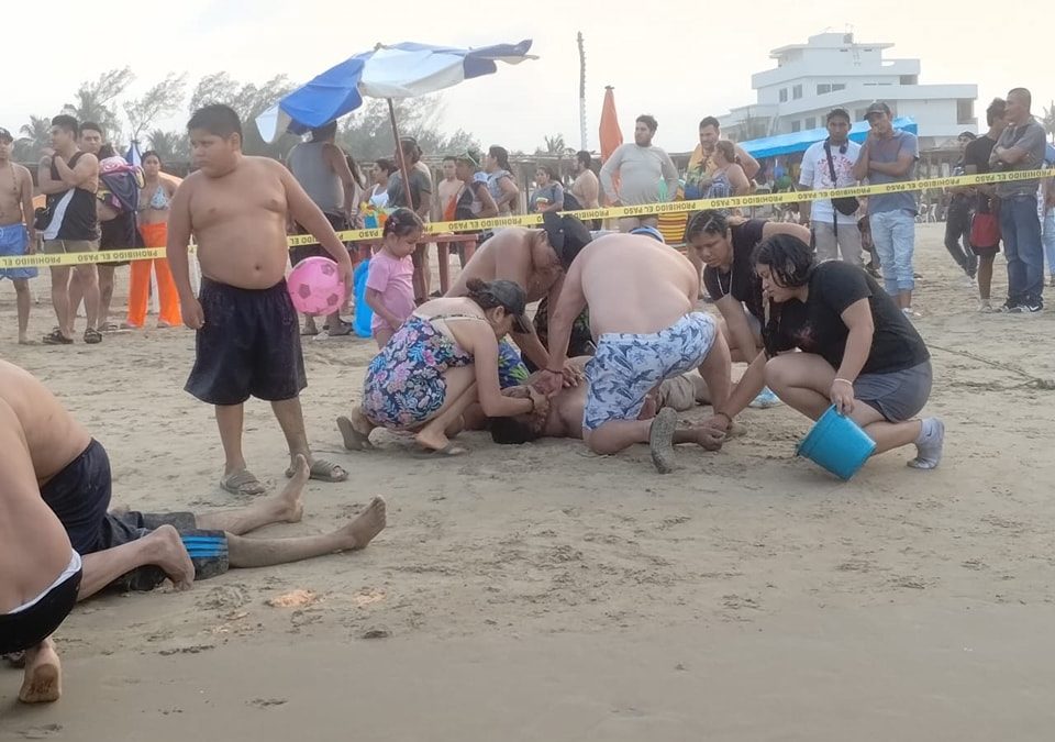 FAMILIA SE AHOGA EN PLAYAS DE TUXPAN